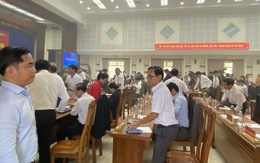 Khói bao trùm hội trường, HĐND tỉnh Quảng Nam phải tạm nghỉ họp