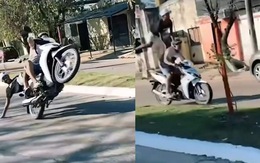 Hai quái xế hú hồn khi bốc đầu xe máy