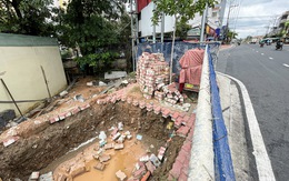 Vỉa hè đường Lê Văn Chí mới làm xong đã xói lở, chủ đầu tư nói 'do mưa và ngầm hóa điện'