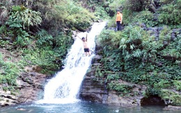 Tạm dừng tắm thác Du Già sau vụ du khách đuối nước