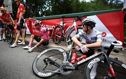 Hàng chục tay đua Tour de France ngã lăn ra đường ở chặng 14