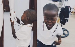 Cậu bé châu Phi mếu máo khi làm rơi cánh tay ma nơ canh