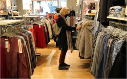 Pháp: Trợ cấp tiền cho dân vá quần áo, sửa giày dép để tránh lãng phí