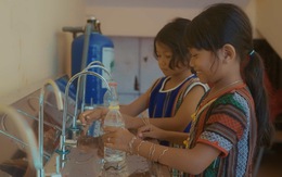URC tặng máy lọc nước và cặp sách cho trẻ em Bảo Lâm