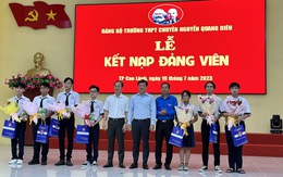7 học sinh siêng làm nông nghiệp hữu cơ được kết nạp Đảng
