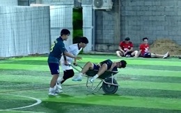 Cầu thủ bị thương được đội ngũ y tế cáng ra sân bằng xe rùa