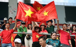 Người hâm mộ Việt Nam chờ đợi khoảnh khắc lịch sử của đội nhà