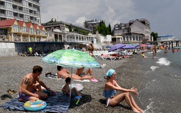 Du khách Nga vẫn đến điểm nóng Crimea