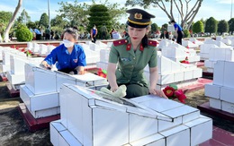 Công an Kiên Giang thay hoa mới cho gần 4.500 mộ liệt sĩ