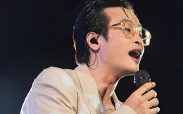 Ca sĩ Hà Anh Tuấn trình diễn ca khúc 12 giờ tại đại nhạc hội 8Wonder