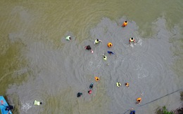 Dạy bơi cho trẻ trong… vuông nuôi tôm ở Cà Mau