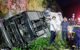 Lật xe trên cao tốc La Sơn - Túy Loan, một hành khách còn mắc kẹt