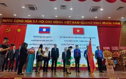 Lào trao Huân chương Lao động hạng 3 cho Trường đại học Cửu Long