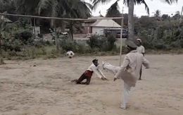 Chàng trai châu Phi sút penalty lừa thủ môn 'nghệ cả củ'