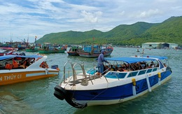 Tàu du lịch và tàu cá 'không ai nhường ai' ở bến tàu du lịch Nha Trang