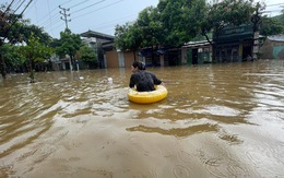 Lào Cai ngập ngang bụng sau mưa lớn, người dân dùng phao để đi lại