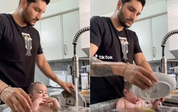 Bố trẻ tắm cho con trong bồn rửa bát: Tiện chưa thấy, chỉ thấy bị chửi tơi bời!