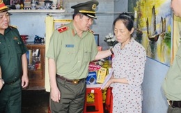 Thiếu tướng Đinh Văn Nơi thăm các gia đình liệt sĩ vụ tấn công 2 trụ sở UBND xã