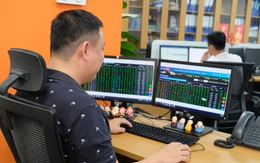 Sếp ngân hàng và bất động sản đồng loạt bán cổ phiếu, thu về ngàn tỉ