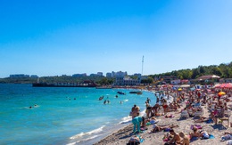Dân Ukraine vẫn tắm biển Odessa mặc nguy cơ không kích, thủy lôi