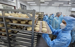 Tổng lãnh sự Mỹ hào hứng xem làm bánh trung thu xuất khẩu qua Mỹ