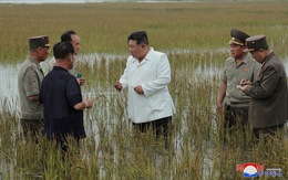Người dân Triều Tiên xúc động thấy quần lãnh đạo Kim Jong Un lấm lem bùn đất