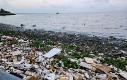 Bờ biển Rạch Giá đầy rác, mùi hôi do nước xả thải của các hộ dân