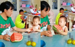 Mẹ phì cười khi con trai giành cả miếng dưa hấu to