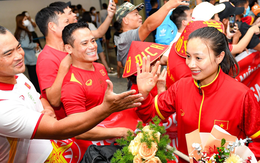 Tuyển nữ Việt Nam được người hâm mộ chào đón nồng nhiệt khi về đến sân bay