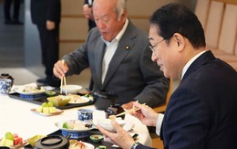 Thủ tướng Nhật Bản ăn cá để 'minh oan' cho vùng biển Fukushima