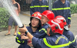 Cậu bé mắc ung thư cười khoái chí được làm 'lính cứu hỏa'