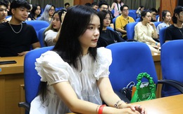 Học sinh, sinh viên Hà Nội hào hứng dự sự kiện 'Hạ cánh nơi Anh'