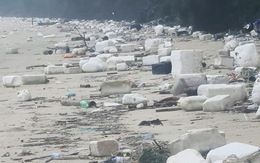 Bãi biển Cô Tô phủ đầy phao xốp