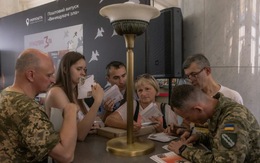 Ukraine phát hành tem in hình chiến đấu cơ F-16 của Mỹ