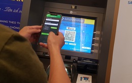 Khỏi cần thẻ, từ nay có thể quét mã QR rút tiền trong ATM
