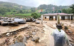 Lũ tràn về, tan hoang làng xã