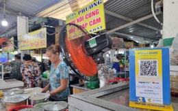 Mua mớ rau ở chợ quê Đà Nẵng cũng quét mã QR, thanh toán 'ting ting'