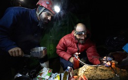 Nhà thám hiểm kẹt dưới hang sâu hơn 1.000m được đưa lên thêm 300m