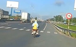 Cặp đôi chạy xe máy vào đường cao tốc bị cảnh sát giao thông tuýt còi