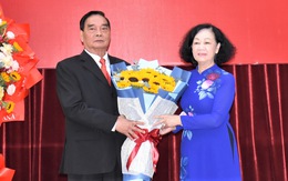 Trao huy hiệu 55 tuổi Đảng cho nguyên Thường trực Ban Bí thư Lê Hồng Anh