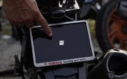 Chủ xe máy Yamaha bị bắt vì mang 'biển số nhỏ nhất thế giới'
