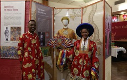 Trang phục triều Nguyễn, tranh dân gian Đông Hồ, tò he thu hút người Nam Phi