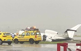 Máy bay tư nhân Ấn Độ trượt khỏi đường băng, gãy làm hai