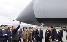 Ông Kim Jong Un tham quan các vũ khí tối tân của Nga