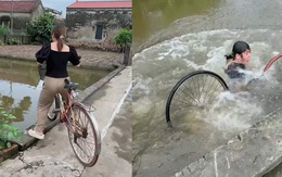 Cô gái tập đi xe đạp ngã xuống ao