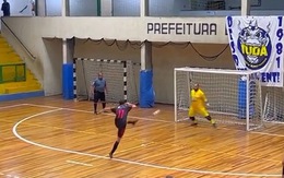 Thủ môn bắt penalty suýt thủng lưới vì chủ quan