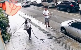 Người đàn ông rửa ô tô ngơ ngác khi cô gái luồn qua vòi nước