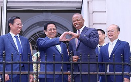 Khoảnh khắc thân tình giữa Thủ tướng Phạm Minh Chính và Thị trưởng New York