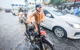 Đà Nẵng mưa từ tối đến sáng, nhiều tuyến đường trung tâm cũng ngập