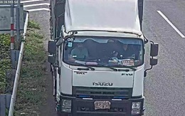 Tài xế xe tải lấy khăn vải che biển số để đi lùi trên cao tốc